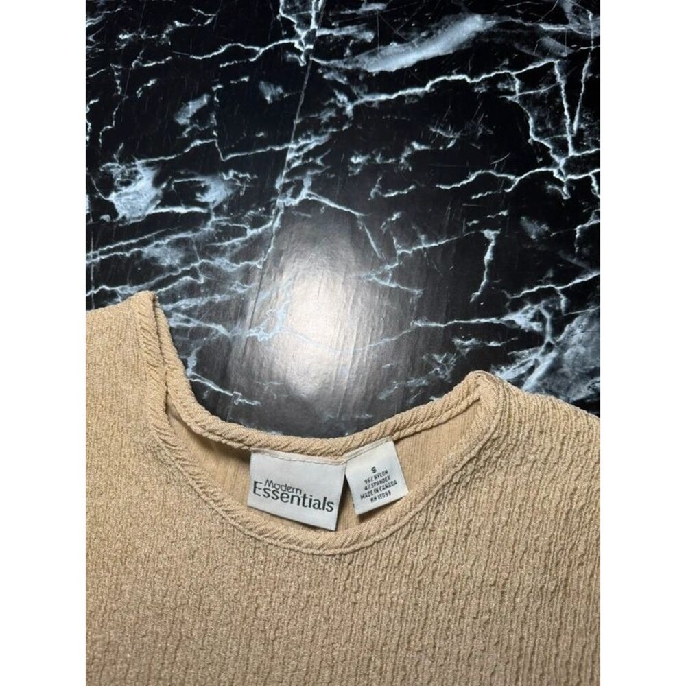 Modern essentials - Picture 2 of 3
